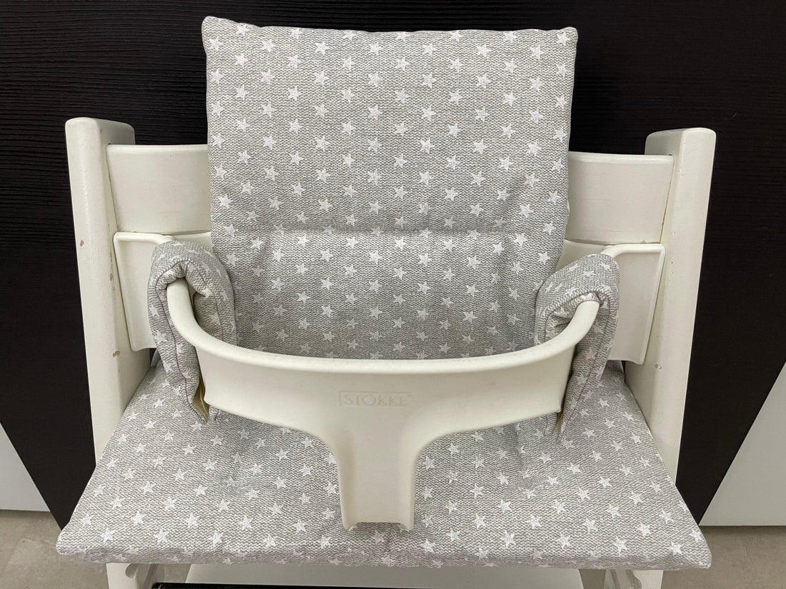 Frontansicht vom Handgemachten Sitzkissen Set für den Stokke Tripp Trapp Hochstuhl in meliertem Hellgrau mit weißen Sternen, abwaschbares Material
