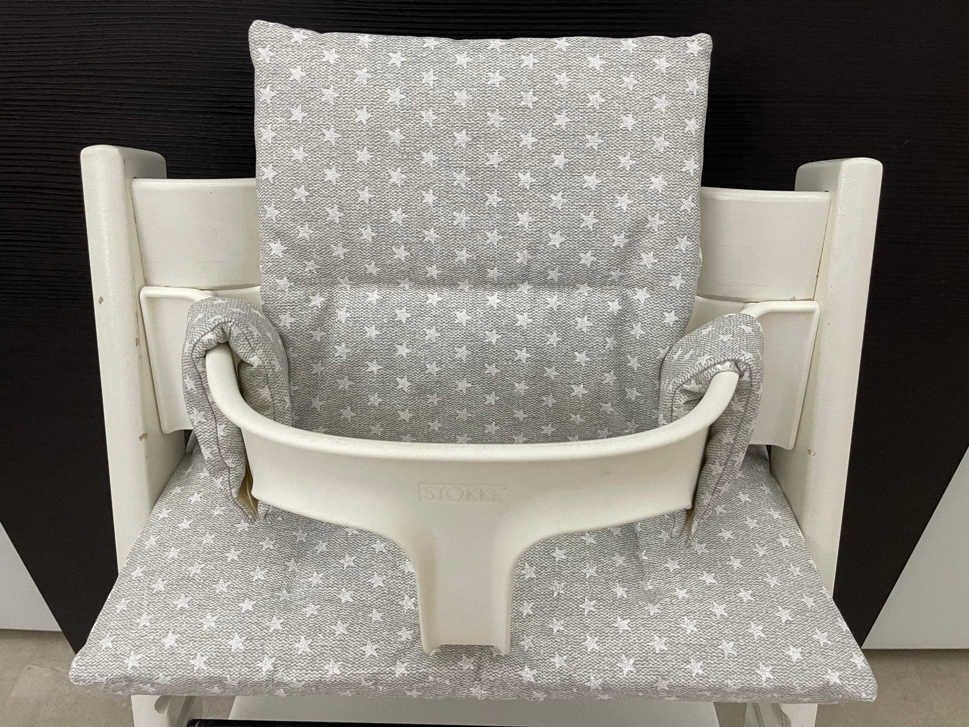 Frontansicht vom Handgemachten Sitzkissen Set für den Stokke Tripp Trapp Hochstuhl in meliertem Hellgrau mit weißen Sternen, abwaschbares Material