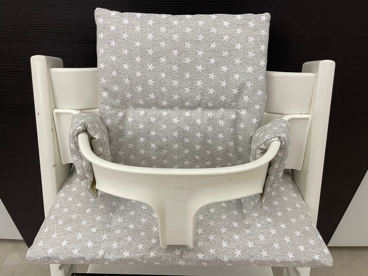 Frontansicht vom Handgemachten Sitzkissen Set für den Stokke Tripp Trapp Hochstuhl in meliertem Hellgrau mit weißen Sternen, abwaschbares Material