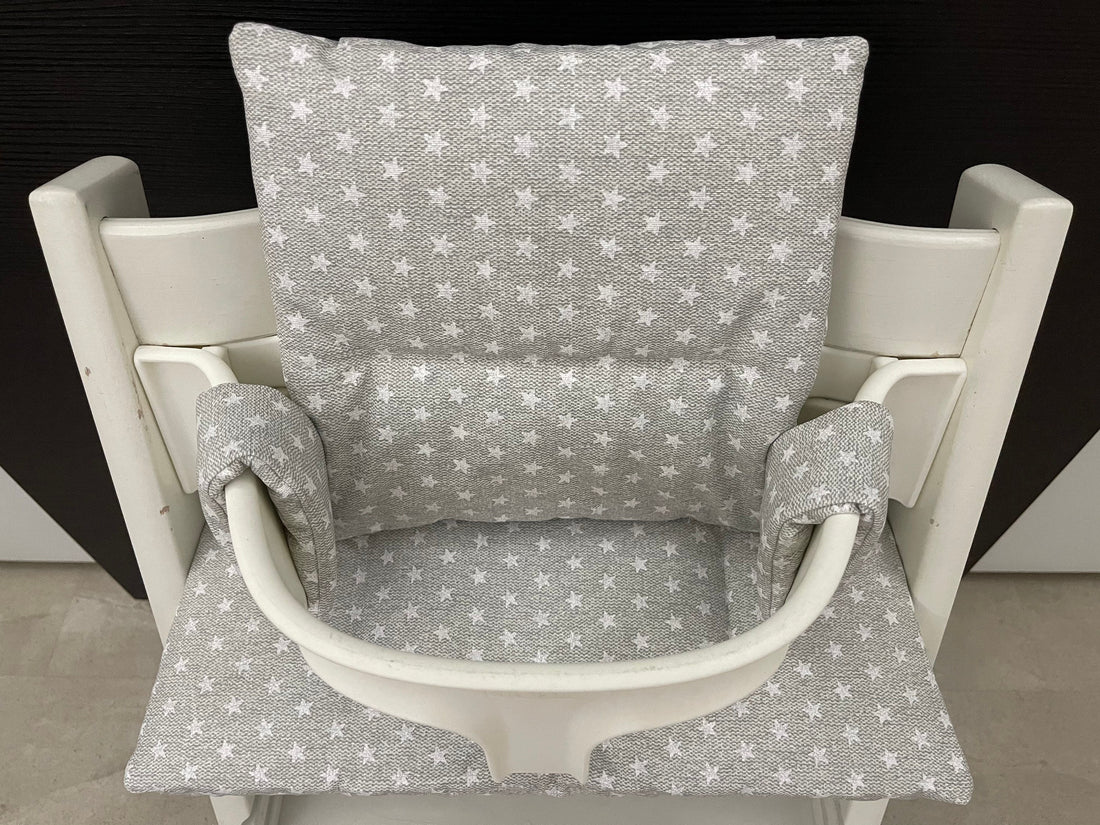 Ansicht von oben auf das Zweiteilige Sitzkissen-Set für den Stokke Tripp Trapp Hochstuhl, meliert hellgrau mit weißen Sternen, handmade und abwaschbar