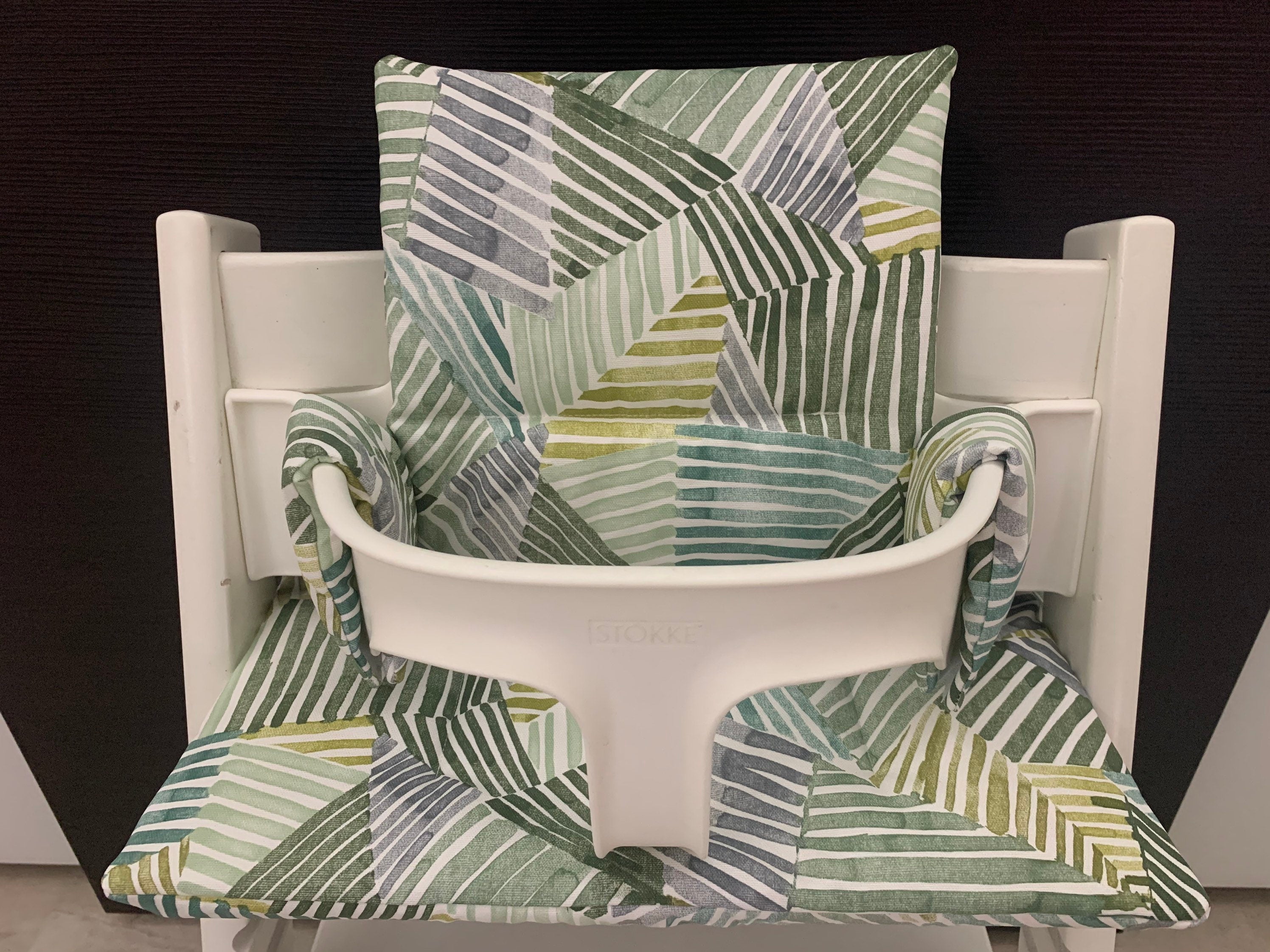 Frontansicht vom Handgemachten Sitzkissen Set für den Stokke Tripp Trapp Hochstuhl in abstrakt Linien in Grün, abwaschbares Material