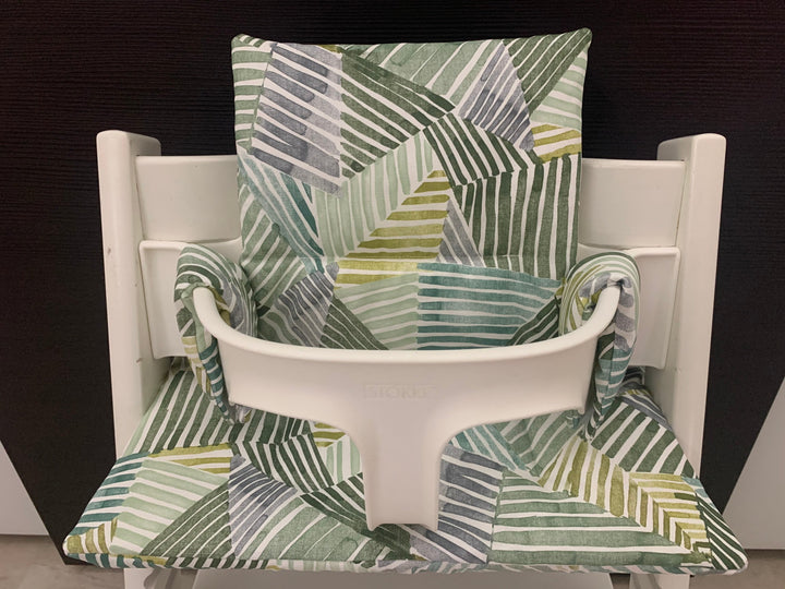 Frontansicht vom Handgemachten Sitzkissen Set für den Stokke Tripp Trapp Hochstuhl in abstrakt Linien in Grün, abwaschbares Material