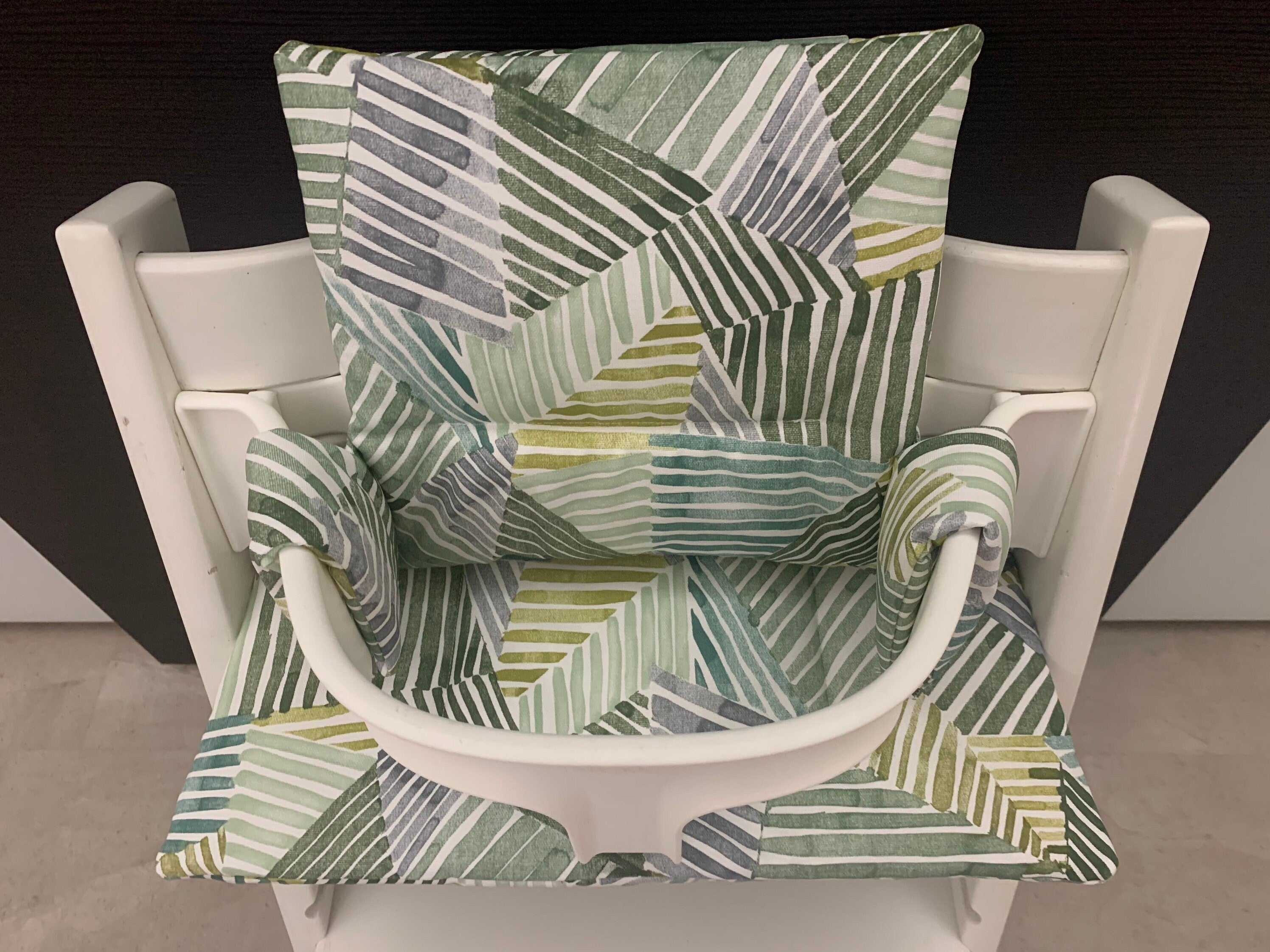 Ansicht von oben auf das Zweiteilige Sitzkissen-Set für den Stokke Tripp Trapp Hochstuhl, abstrakt Linien Grün, handmade und abwaschbar