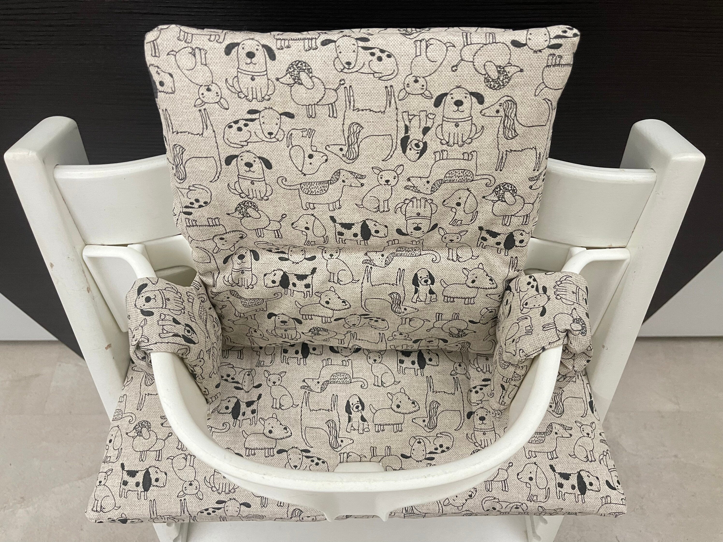 Ansicht von oben auf das Zweiteilige Sitzkissen-Set für den Stokke Tripp Trapp Hochstuhl, beige mit Hunden, handmade und abwaschbar