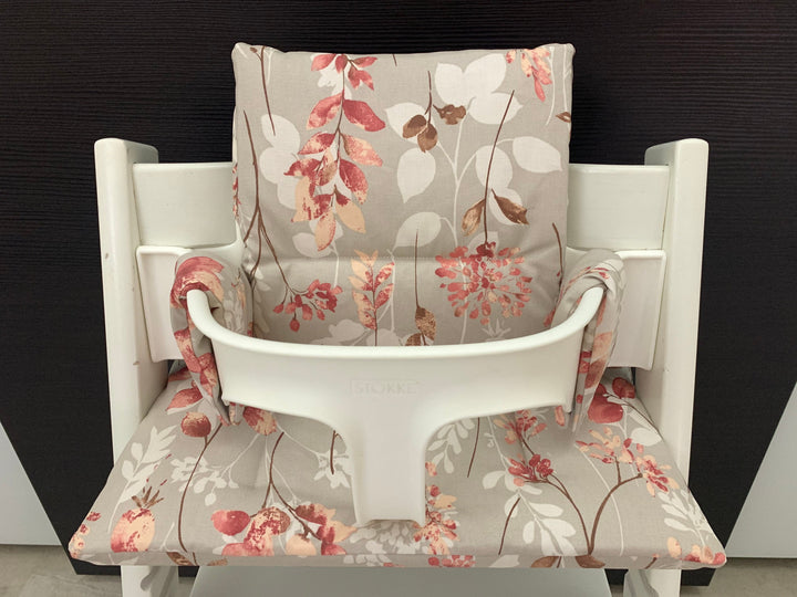 Frontansicht vom Handgemachten Sitzkissen Set für den Stokke Tripp Trapp Hochstuhl in blüten rötlich, abwaschbares Material