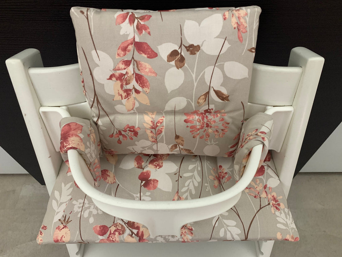 Ansicht von oben auf das Zweiteilige Sitzkissen-Set für den Stokke Tripp Trapp Hochstuhl, blüten rötlich, handmade und abwaschbar