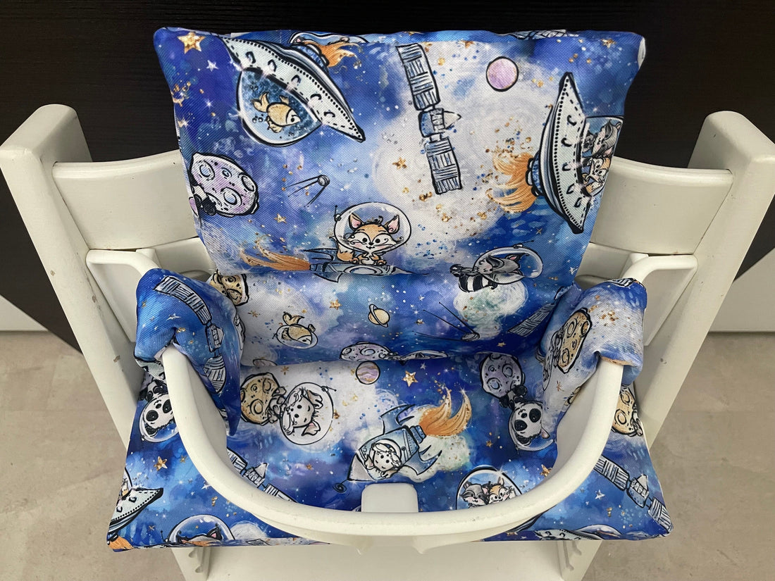 Ansicht von oben auf das Zweiteilige Sitzkissen-Set für den Stokke Tripp Trapp Hochstuhl, blau Tiere im Universum, handmade und abwaschbar