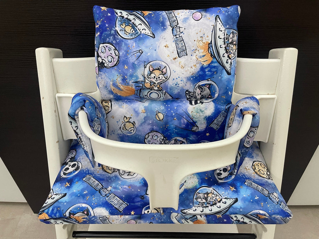 Frontansicht vom Handgemachten Sitzkissen Set für den Stokke Tripp Trapp Hochstuhl in blau mit Tieren im Universum, abwaschbares Material