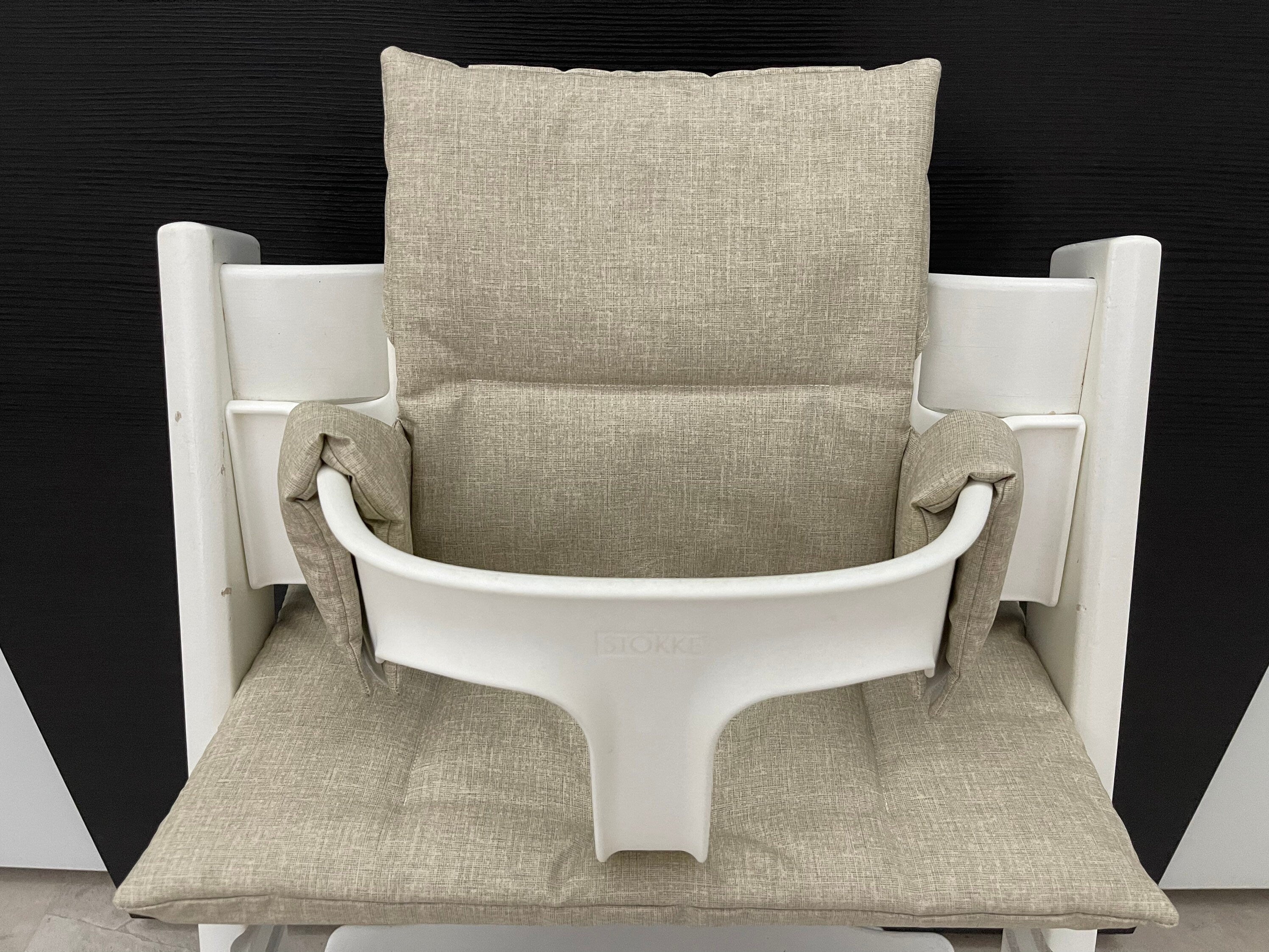 Frontansicht vom Handgemachten Sitzkissen Set für den Stokke Tripp Trapp Hochstuhl in meliertem Beige, abwaschbares Material