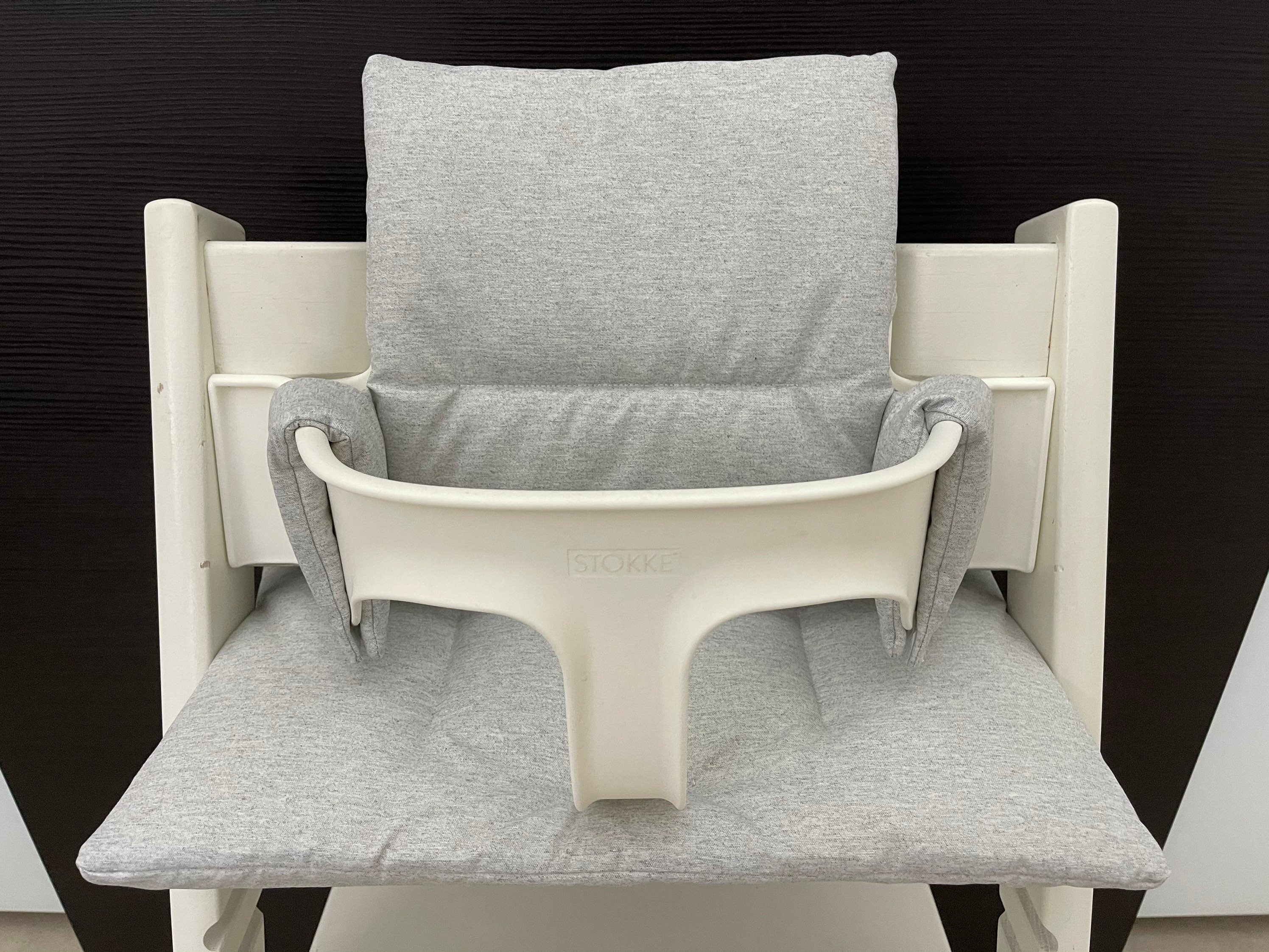 Frontansicht vom Handgemachten Sitzkissen Set für den Stokke Tripp Trapp Hochstuhl in meliertem Hellgrau, abwaschbares Material