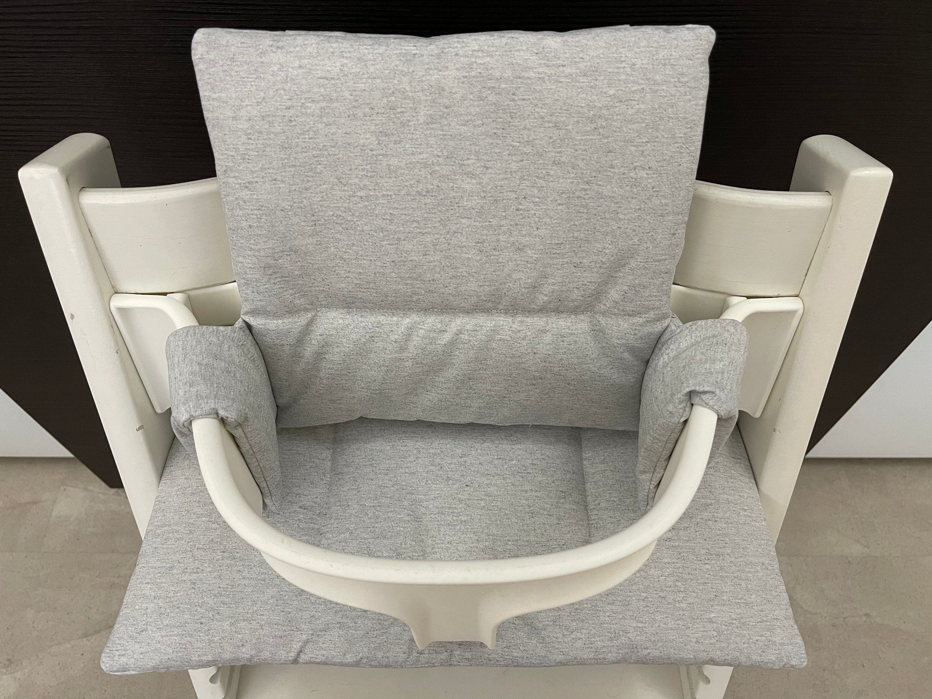 Ansicht von oben auf das Zweiteilige Sitzkissen-Set für den Stokke Tripp Trapp Hochstuhl, meliert hellgrau, handmade und abwaschbar