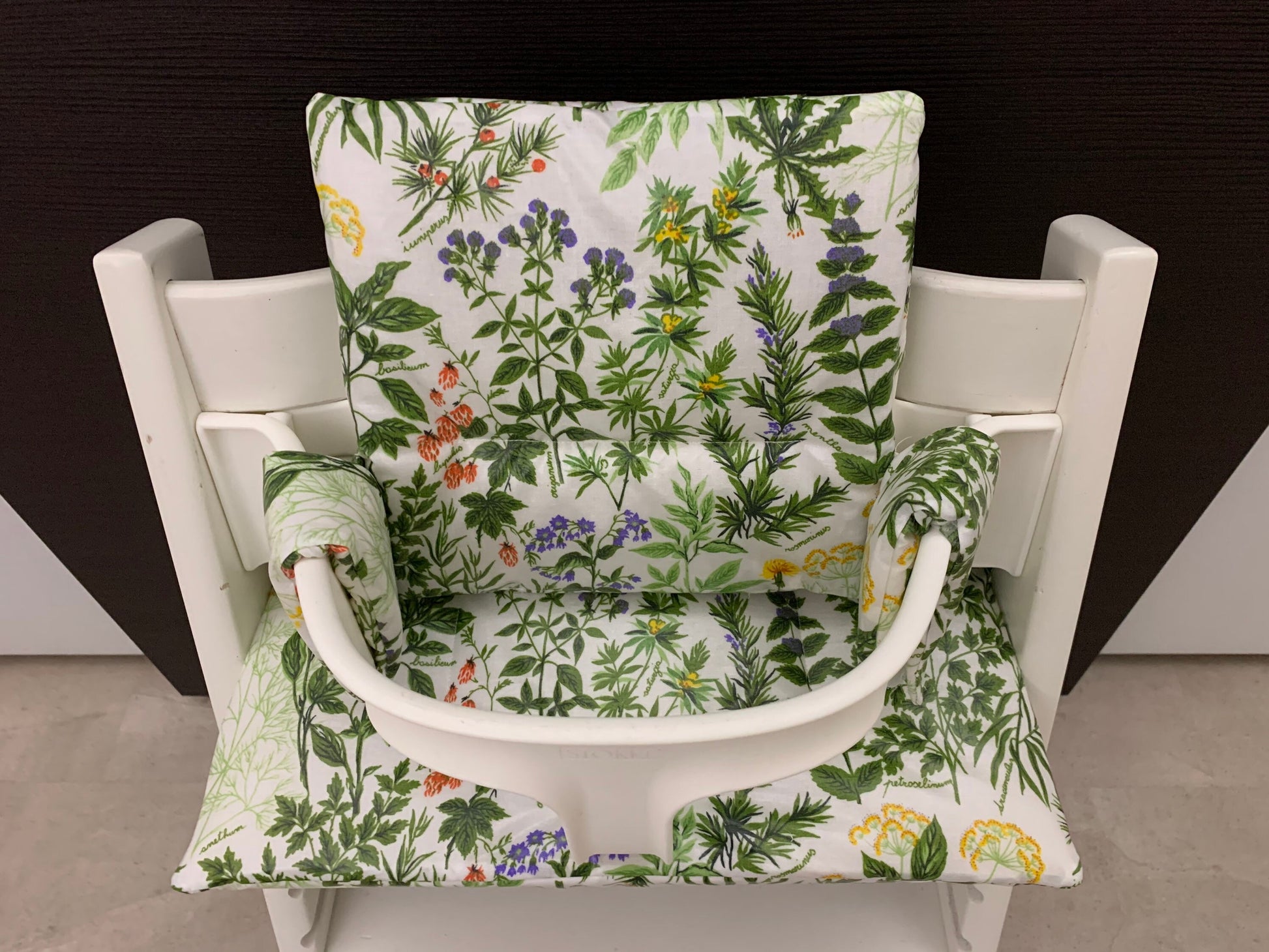 Ansicht von oben auf das Zweiteilige Sitzkissen-Set für den Stokke Tripp Trapp Hochstuhl, weiß, Odori, handmade und abwaschbar